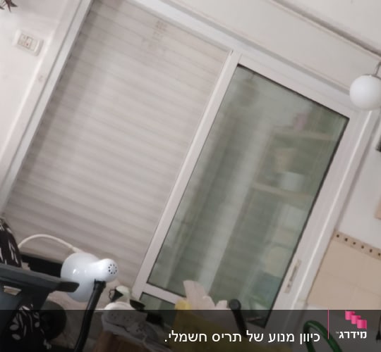 תריסים סגורים על חלון זכוכית בחדר פנימי